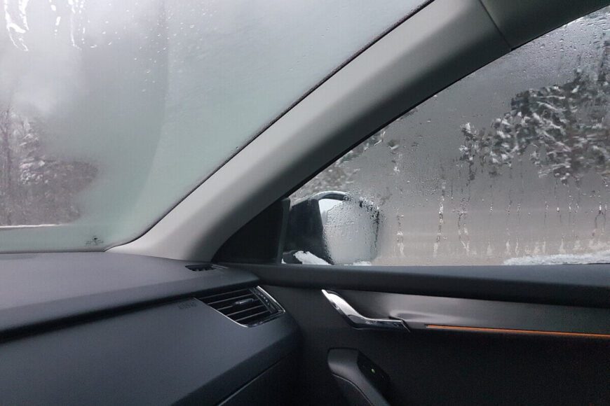 Как бороться с запотеванием стекол в автомобиле зимой?