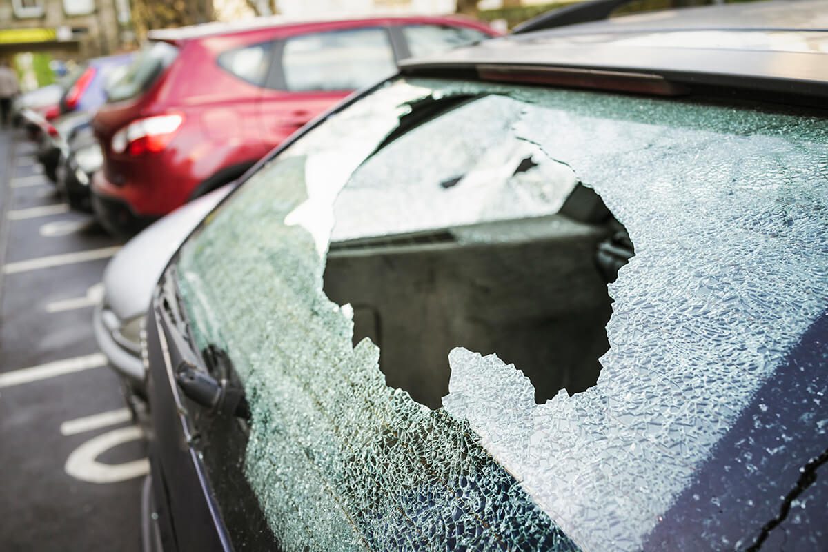Что делать, если у вас разбили стекло в машине