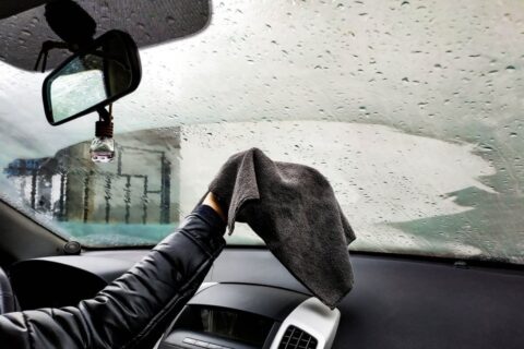 Как бороться с запотеванием стекол в автомобиле зимой?